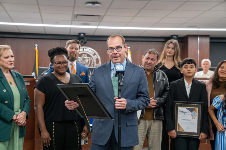 Aurora Mayor John Laesch presents City Recognition awards to Taleen Kandakji and Yahir Ferreira in honor of their academic achievement.